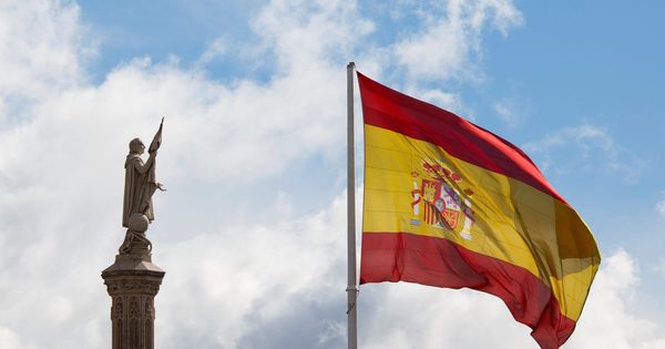 Foto: Cristóbal Colón, junto a una bandera de España, en el centro de Madrid. (EFE)