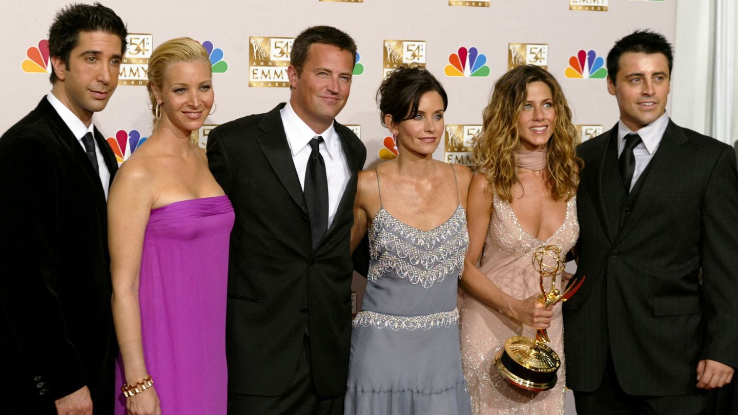 Matthew Perry, con sus compañeros de 'Friends'. (Reuters/Mike Blake)