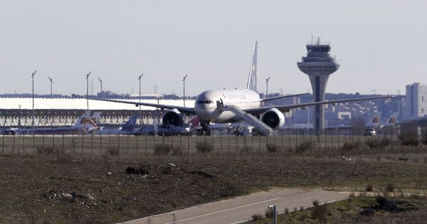 Foto: Imagen de archivo de un avión en el Aeropuerto de Madrid Barajas-Adolfo Suárez. (EFE)