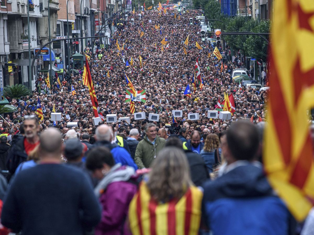 Foto: Manifestación en Bilbao en apoyo al referéndum de Cataluña organizada por Gure Esku Dago en septiembre de 2017. (EFE)