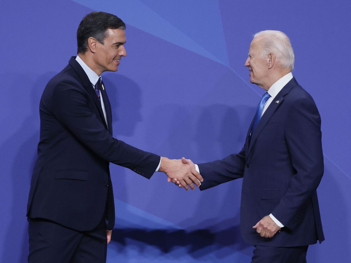 Foto: Pedro Sánchez saludando a Joe Biden. (EFE/Juanjo Martín)