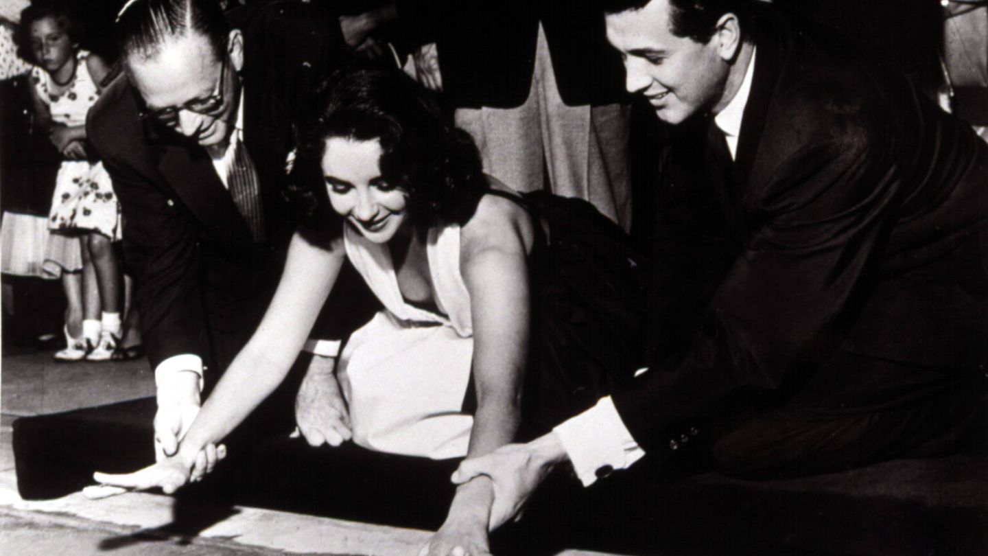 Hudson, junto a su compañera y amiga Elizabeth Taylor dejando sus huellas en el cemento del Teatro Chino de Hollywood. (CP)