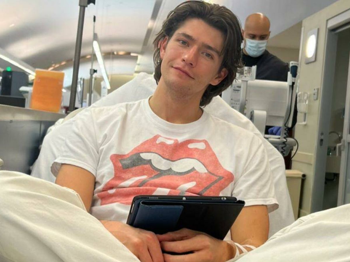 Foto: Una imagen del actor Barton Cowperthwaite desde el hospital (Instagram de @sophiethoerner)