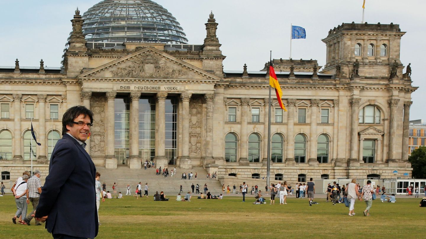 Carles Puigdemont, frente al Bundestag, en Berlín. (Reuters)