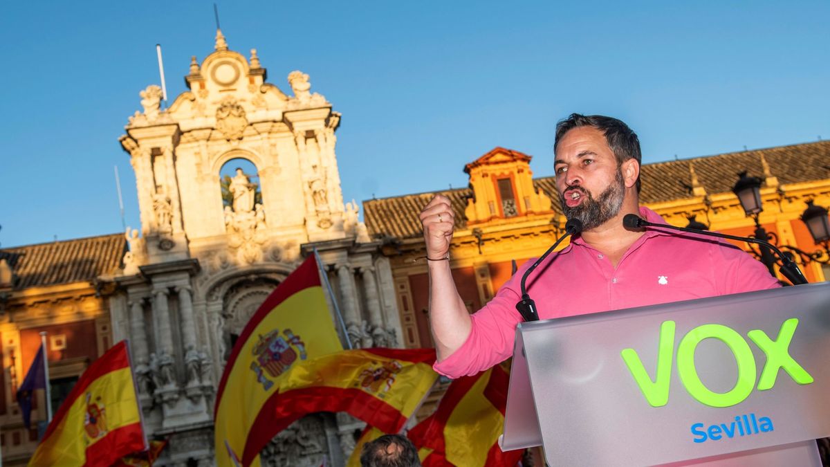 Vox cumple su amenaza en Andalucía y acorrala a un Gobierno de PP y Cs en tensión
