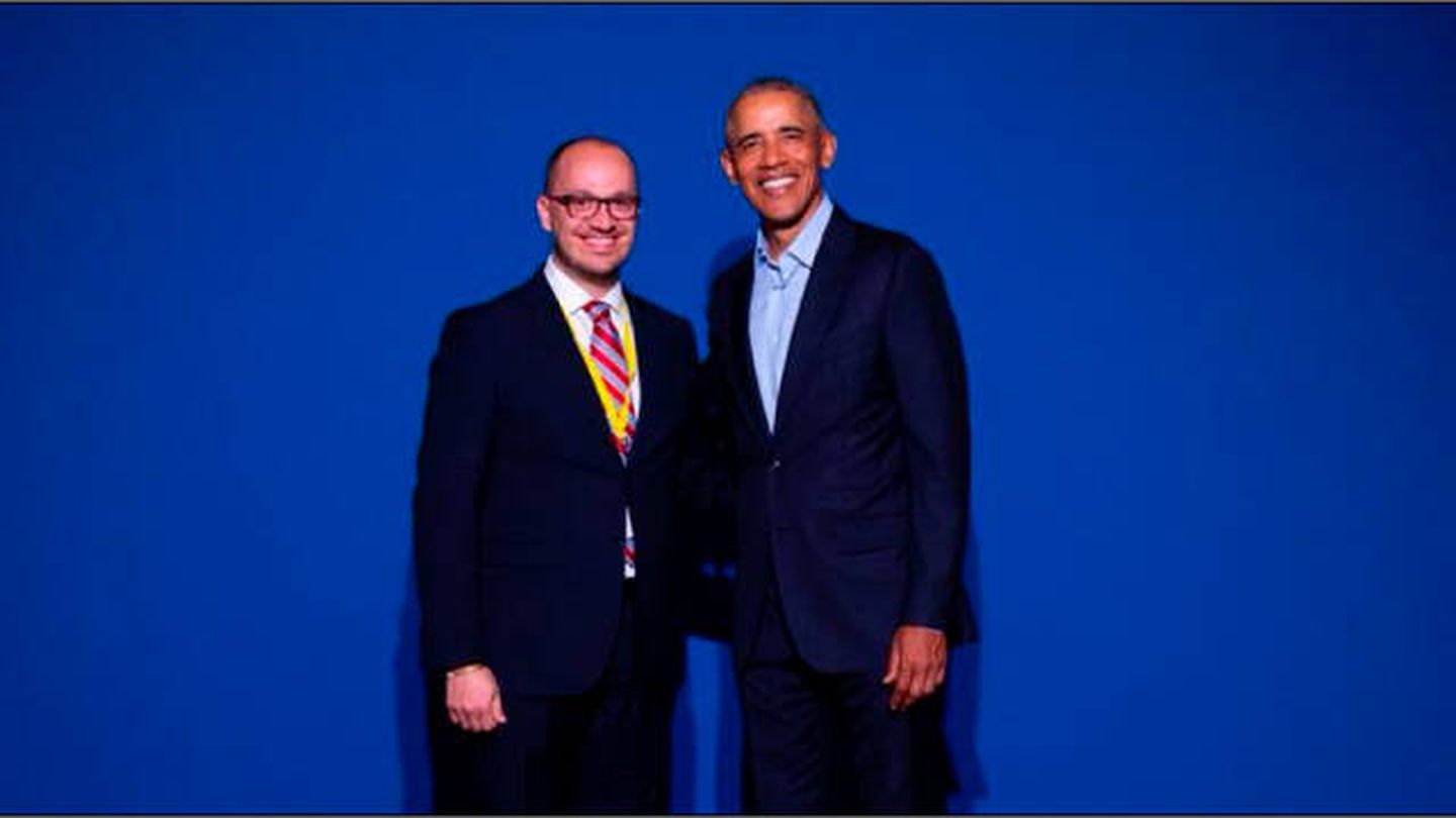 Ray Cazorla, junto a Obama, en la foto que utiliza para promocionar todos sus negocios. Se la tomó en un acto celebrado en Madrid en 2018.