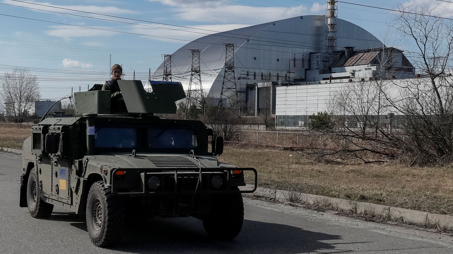 Soldado ucraniano patrulla los alrededores de la central de Chernóbil tras la invasión rusa en Ucrania. (Reuters/Gleb Garanich)