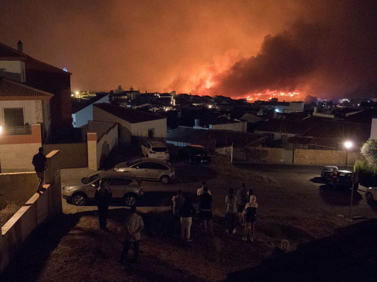 Foto: Centenar de vecinos de Zalamea (Huelva) desalojados por cercanía de incendio. (EFE)
