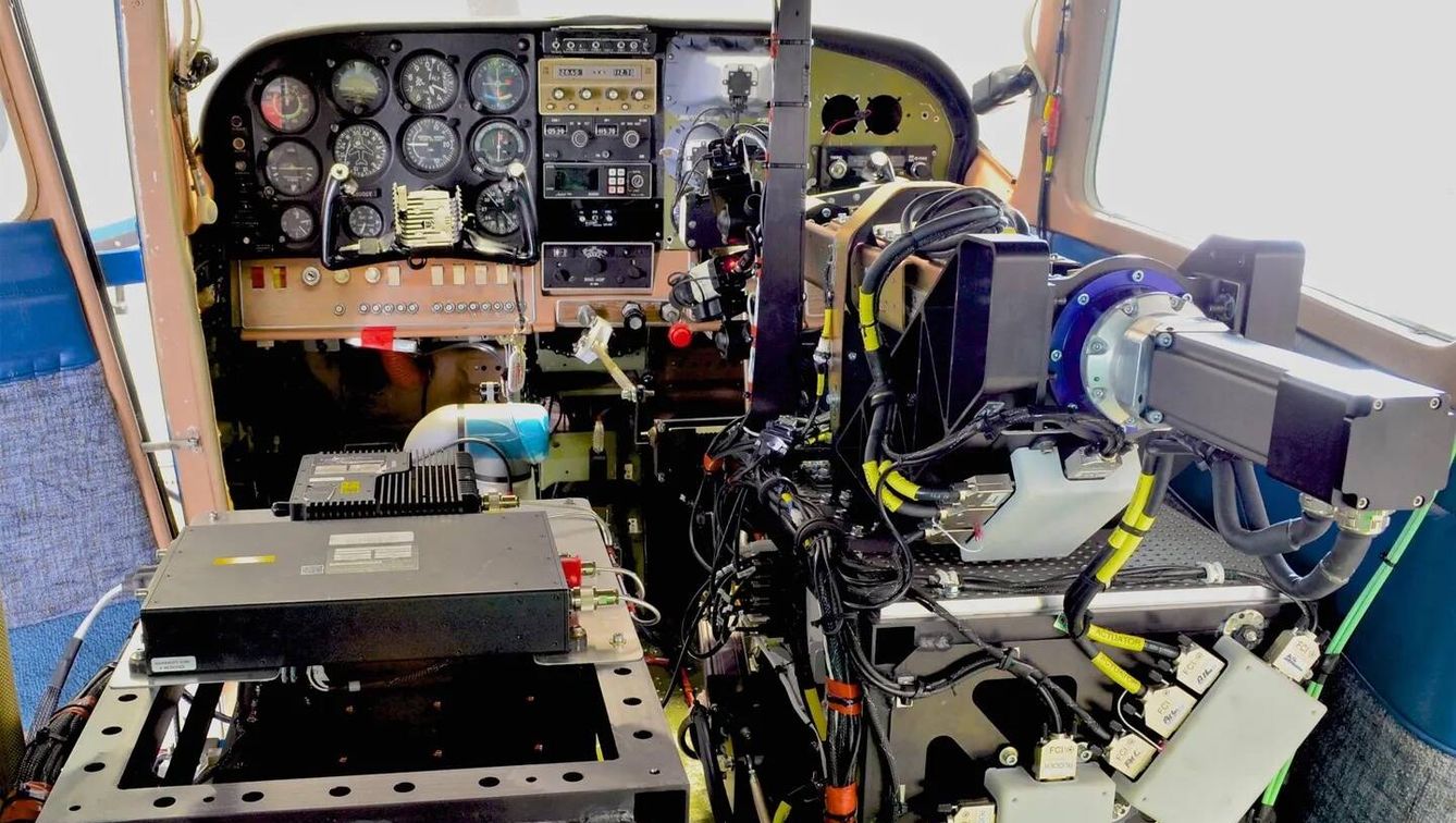 El sistema de control remoto de la Fuerza Aérea de EEUU instalado en un Cessna 206. (USAF)
