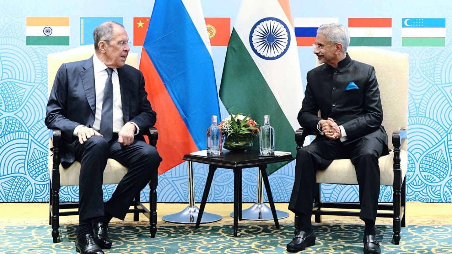 India's Foreign Minister Subrahmanyam Jaishankar speaks with his Russian counterpart Sergei Lavrov during the SCO Council of Foreign Ministers' meeting in Goa, India, May 4, 2023.  India's Ministry of External Affairs Handout via REUTERS THIS IMAGE HAS BEEN SUPPLIED BY A THIRD PARTY. NO RESALES. NO ARCHIVES. MANDATORY CREDIT.