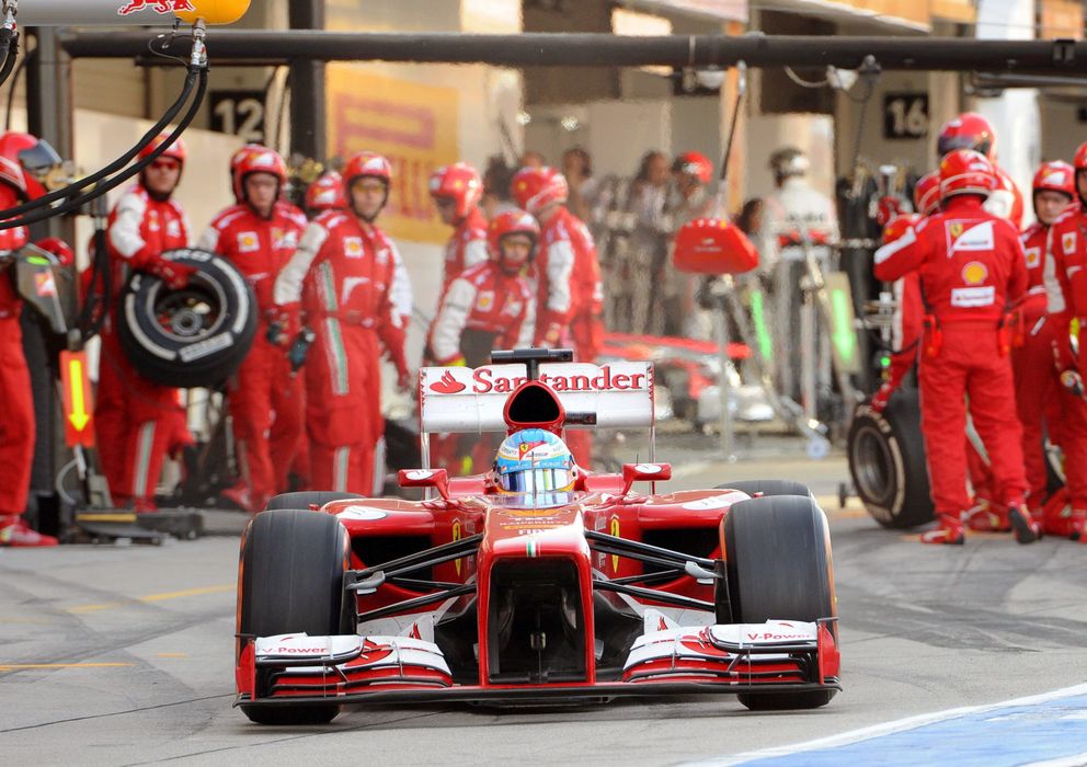 Foto: Fernando Alonso tras un cambio de gomas en el pasado GP de Japón.