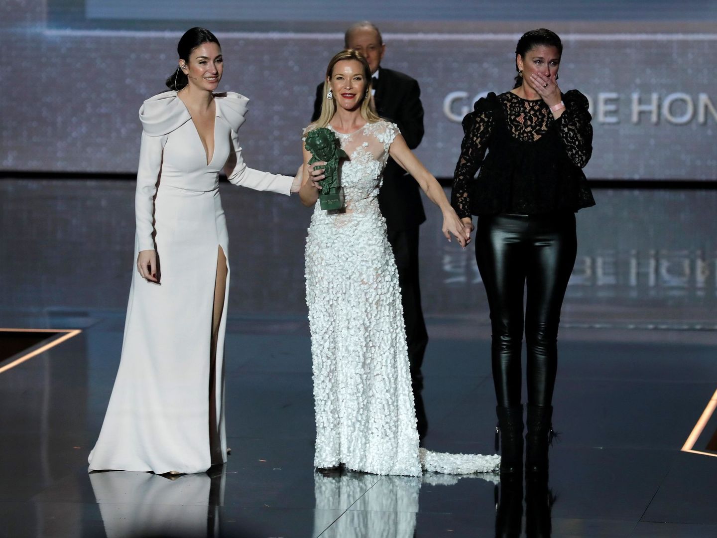 Las hijas de Pepa Flores 'Marisol', Celia Flores, María Esteve y Tamara Gades, reciben el 'Goya de honor' en nombre de su madre. (EFE)