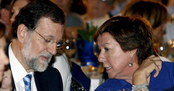 Foto: Rajoy conversa con Pilar Barreiro en una imagen de archivo. (EFE)