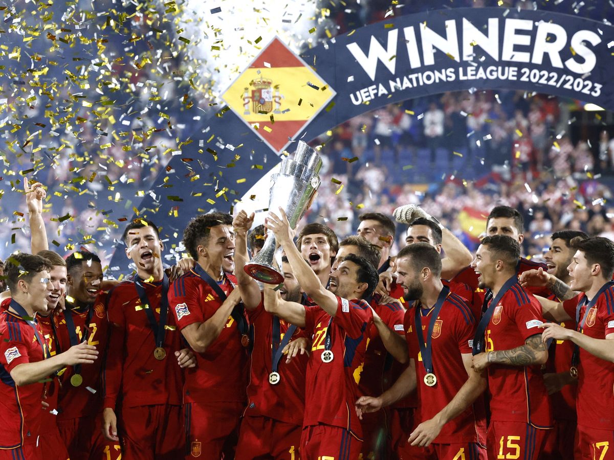 Foto: Jordi Alba levantó el título como capitán de España (Reuters/Piroschka Van De Wouw)