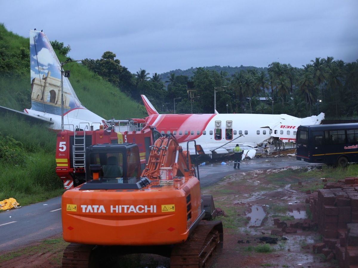 Foto: Vista este sábado 8 de agosto del estado en que se encuentra el Boeing 737 de Air India Express después de estrellarse en el Aeropuerto Internacional de Calicut en Kozhikode, India. (EFE)
