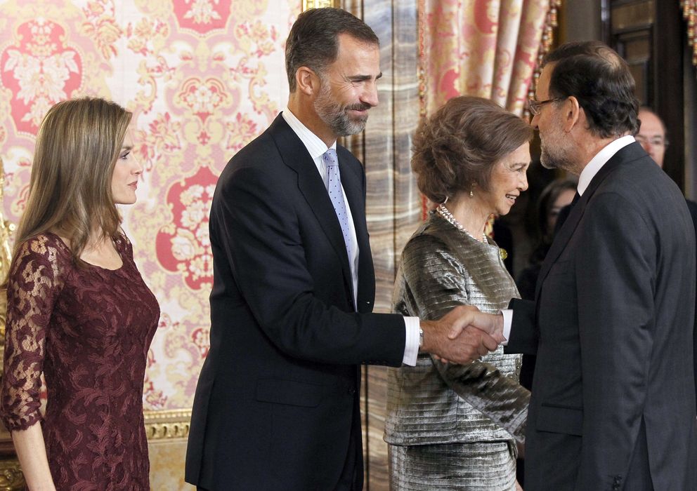 Foto: Don Felipe saluda a Rajoy en la recepción en Palacio Real. (Efe)