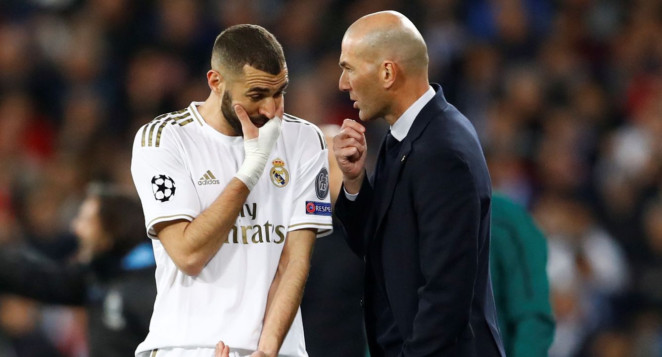 Zidane y Benzema hablan durante el transcurso de un partido. (Reuters)