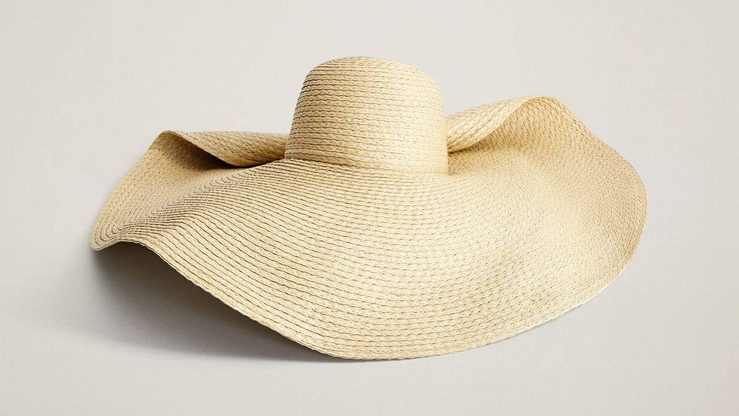 Sombrero de playa de Mango. (Cortesía)