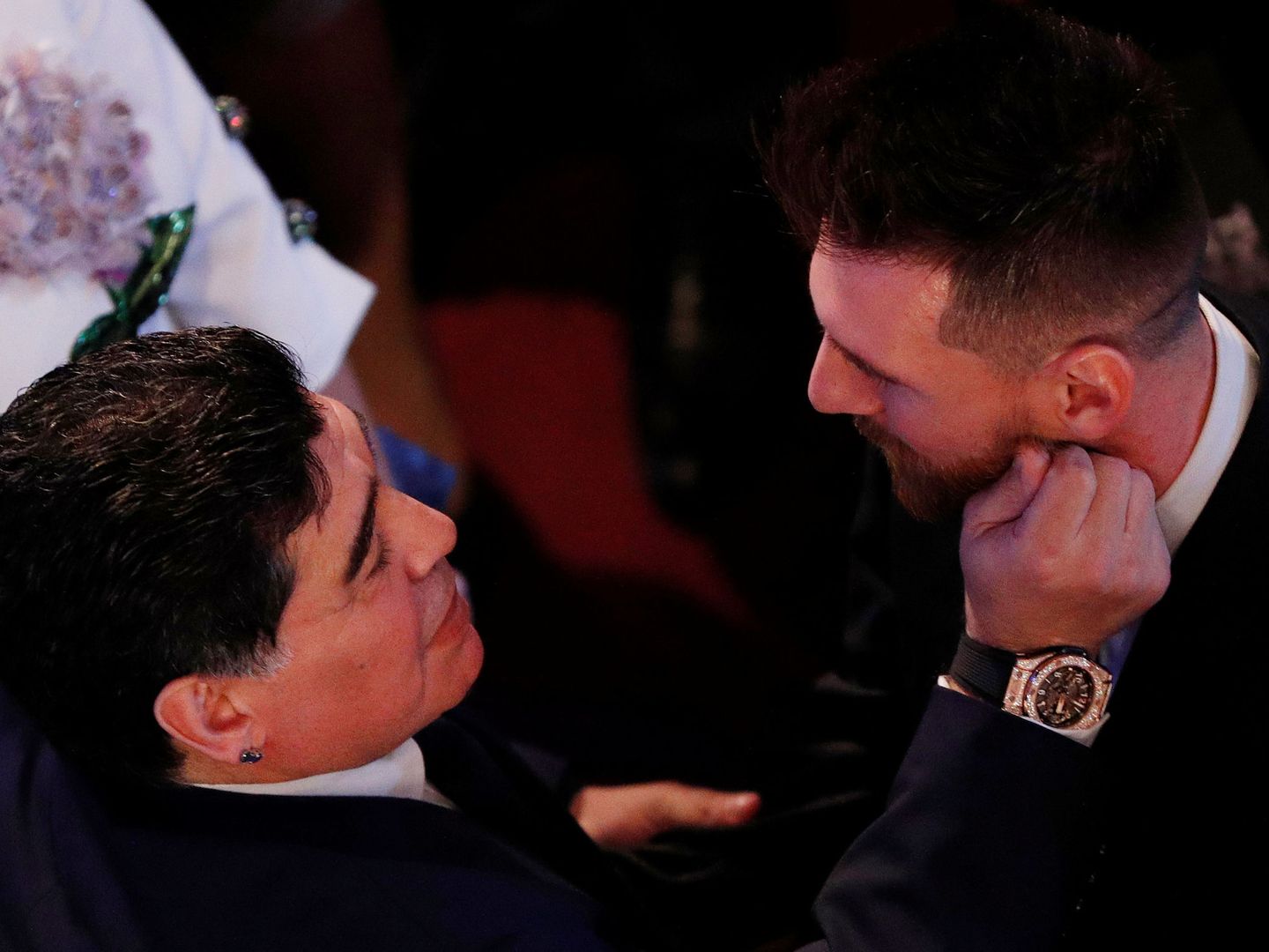 Maradona y Messi se saludan en una gala de la FIFA en 2017. (Reuters)