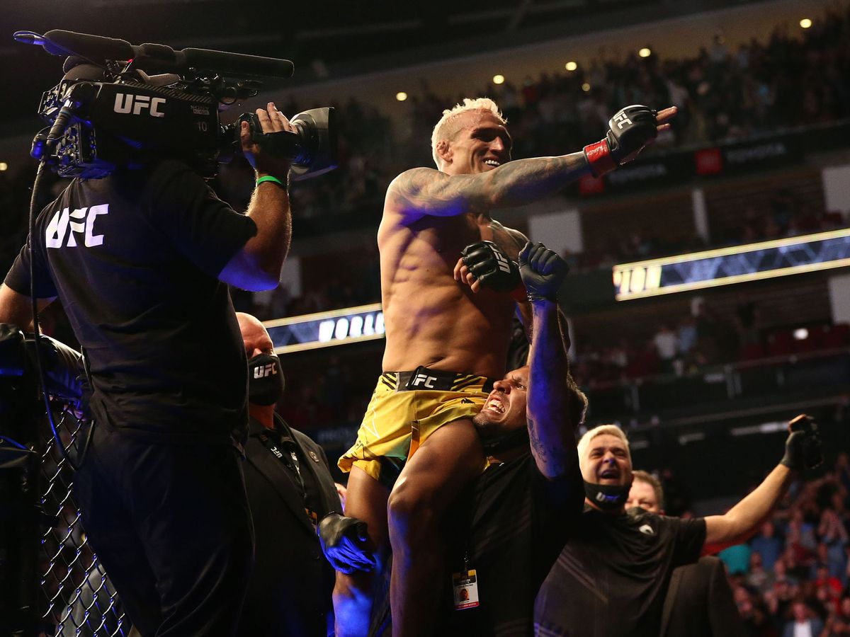 Foto: Charles Oliveira contra Michael Chandler en UFC 262 (USA TODAY Sports)