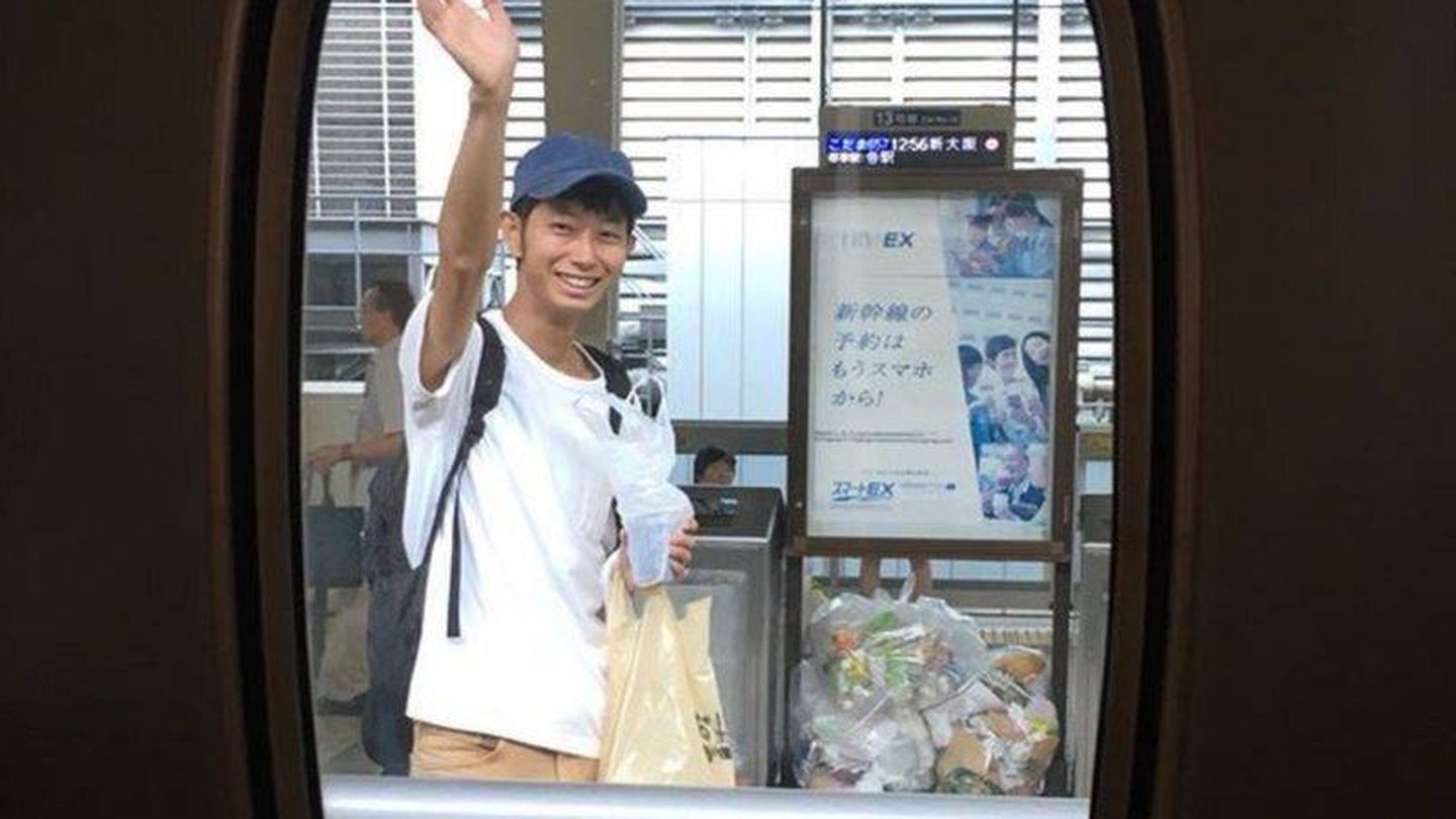 Despidiendo en la estación. Foto: @morimotoshoji