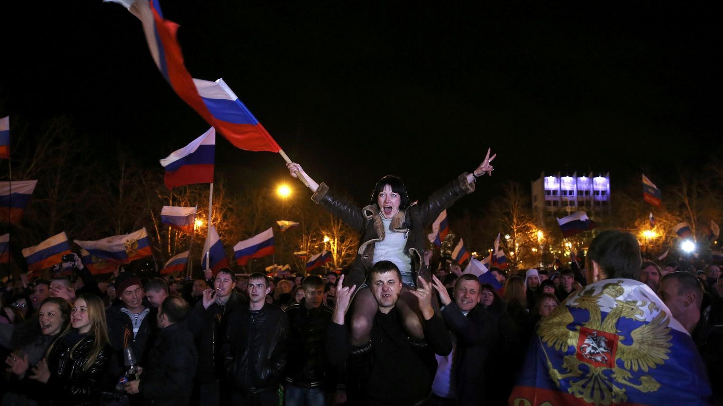 Una multitud celebra el resultado del referéndum en Sebastopol, Crimea (Reuters).