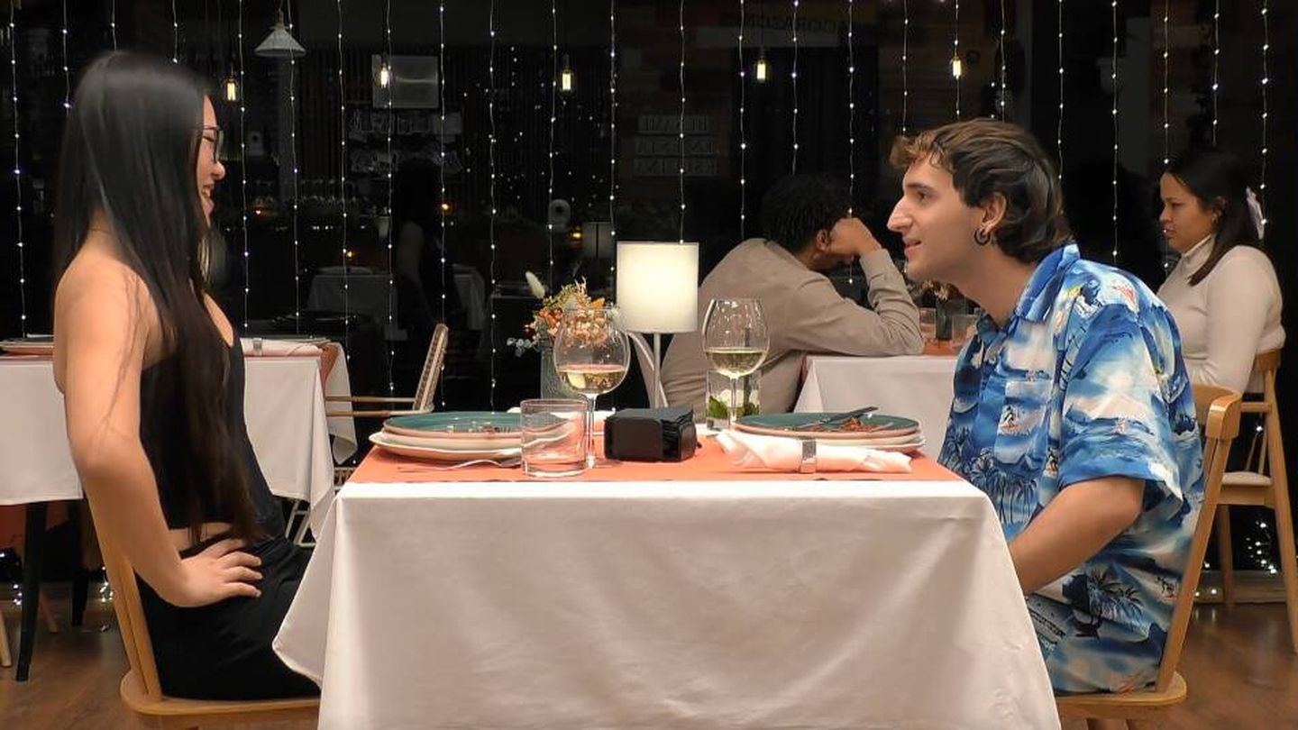 Helena y Manuel cenan en el restaurante de 'First Dates'. (Mediaset)