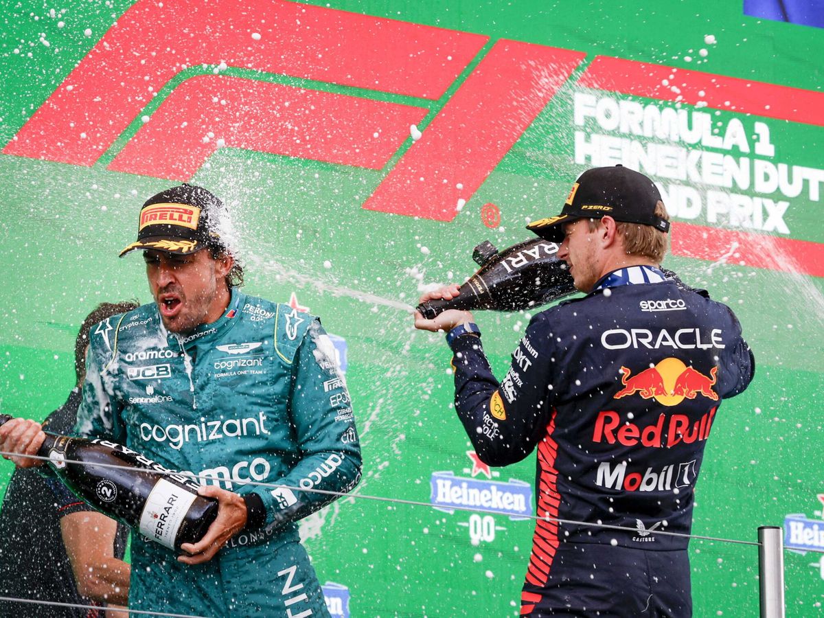 Foto: Max Verstappen y Fernando Alonso, en el podio del GP de Países Bajos. (EFE/EPA/Remko de Waal).