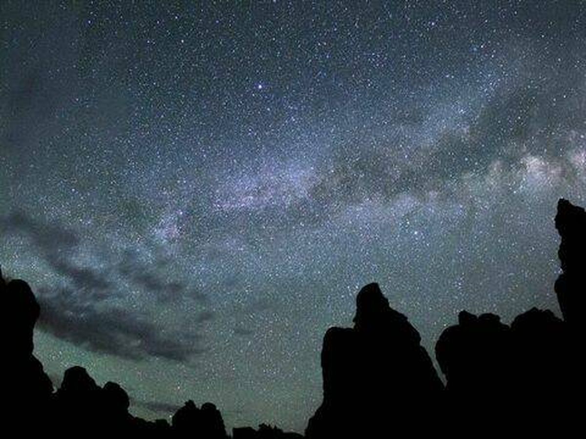 Foto: La Vía Láctea sobre el Parque Nacional Canyonlands (NASA)
