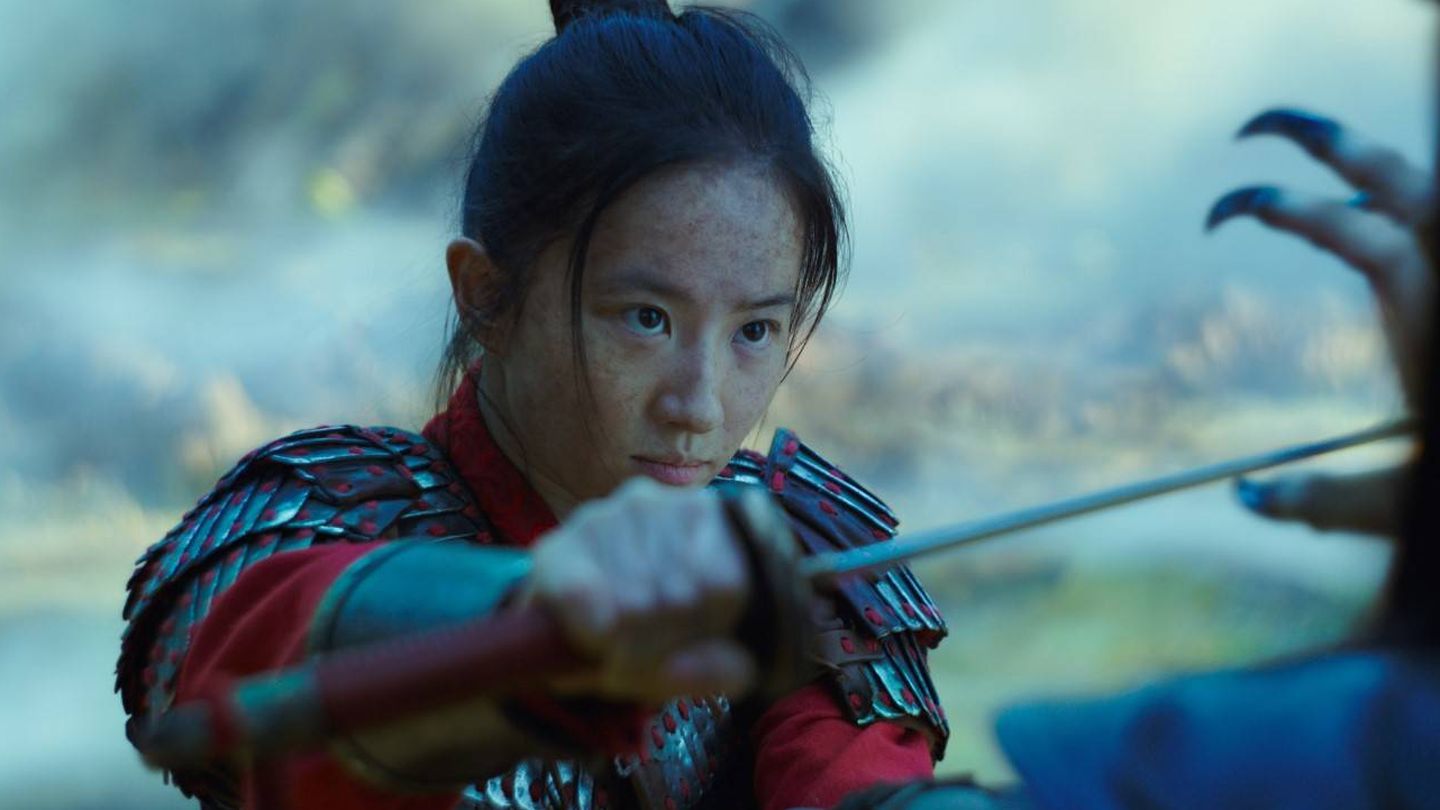 Yifei Liu es Mulán en la nueva adaptación de Disney. (Disney)