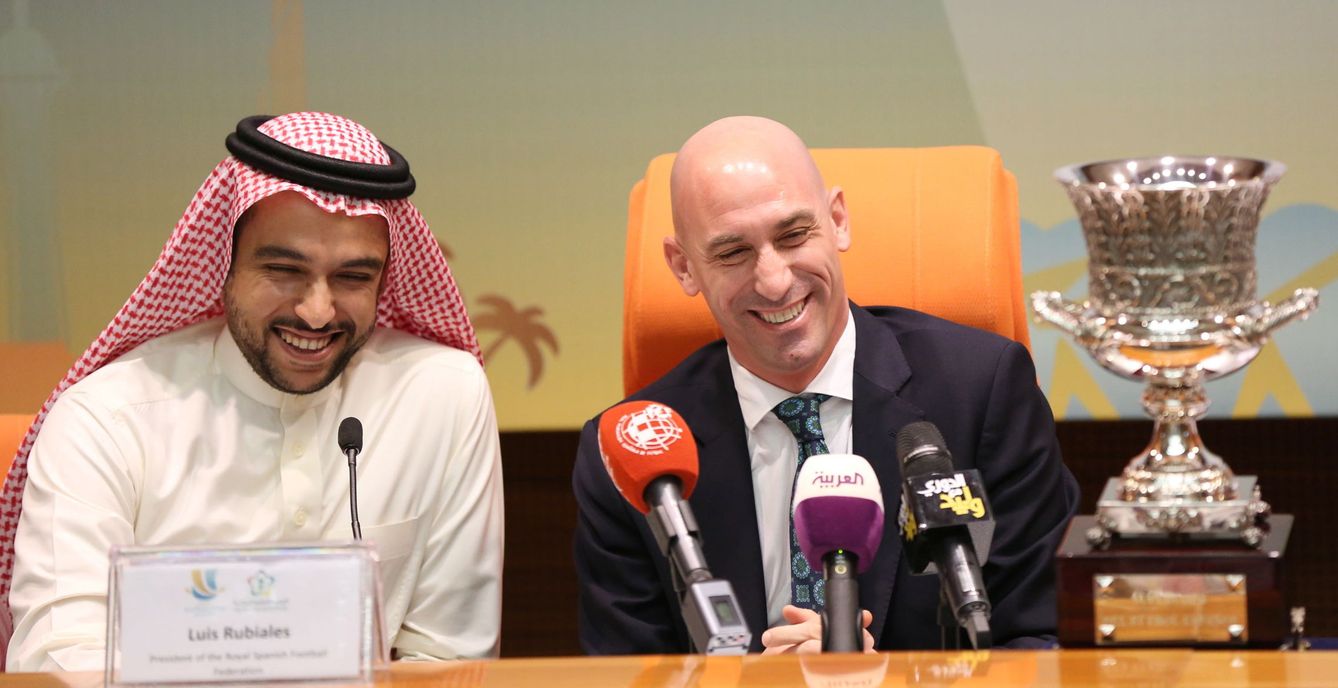 Acto de presentación de la Supercopa en Arabia Saudí, el 18 de diciembre de 2019, con Luis Rubiales y el príncipe Abdulaziz Alfaisal. (EFE)
