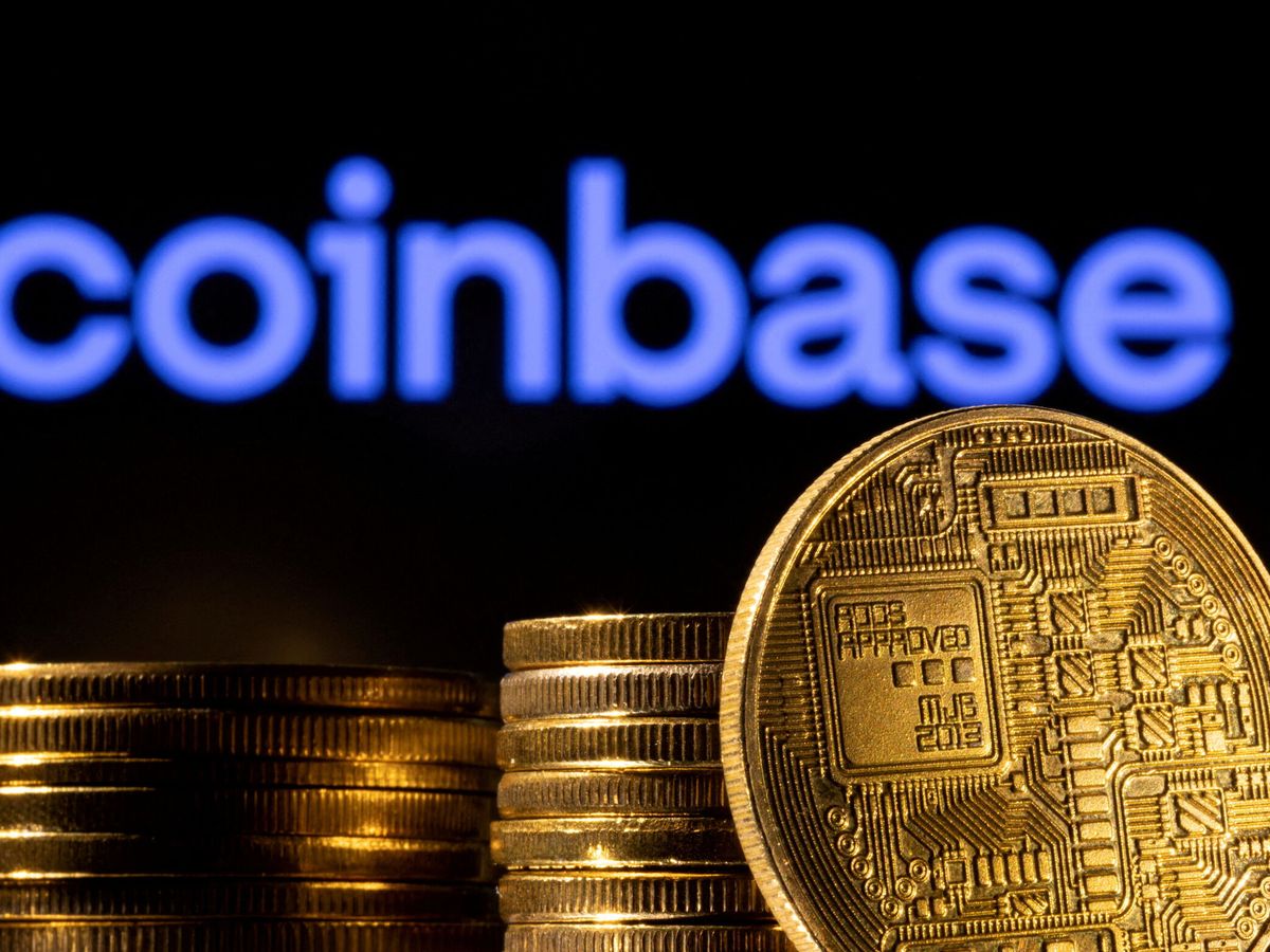 Foto: Representación de la criptomoneda junto al logo de Coinbase. (Reuters/Dado Ruvic)