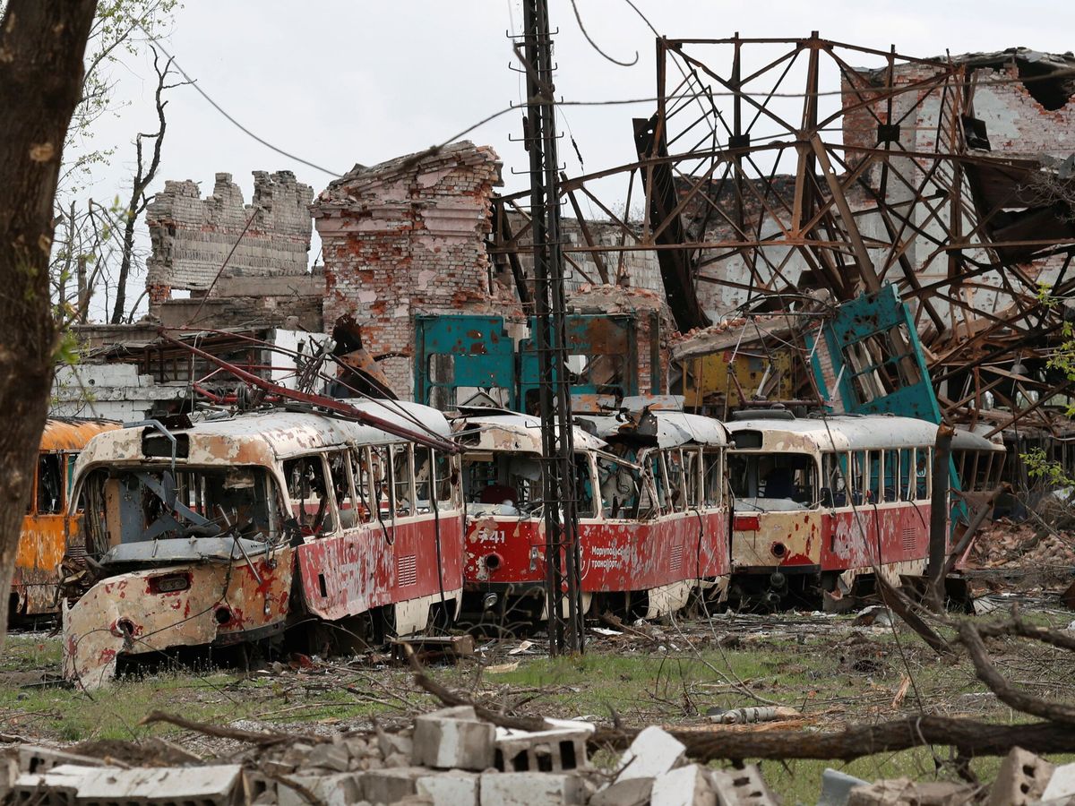 Foto: Tranvía destrozado en Mariúpol tras la invasión rusa. (Reuters/Alexander Ermochenko)