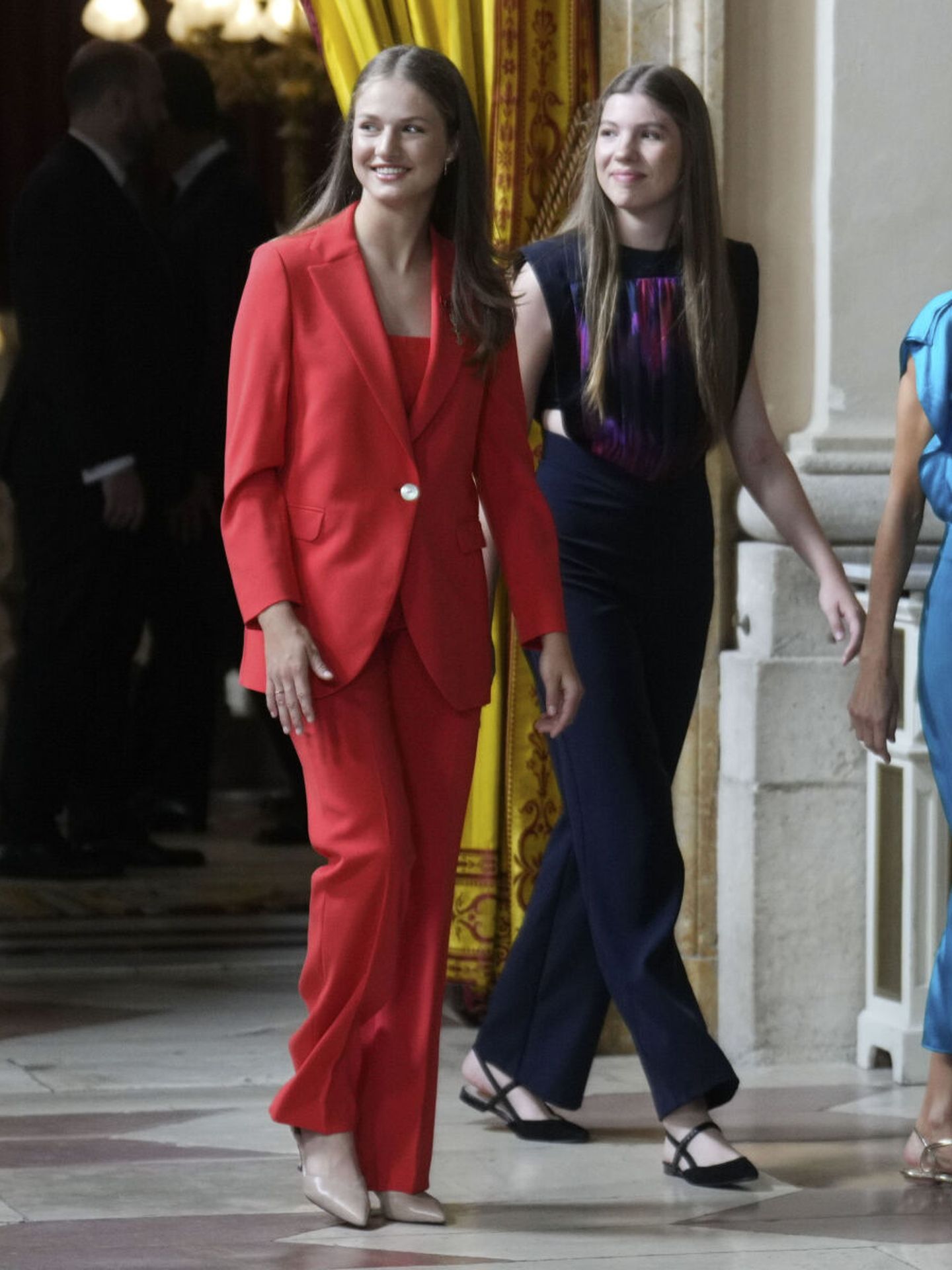 La princesa Leonor camina junto a su hermana, la infanta Sofía, en el X aniversario de la proclamación de Felipe VI. (EFE/Borja Sánchez-Trillo)