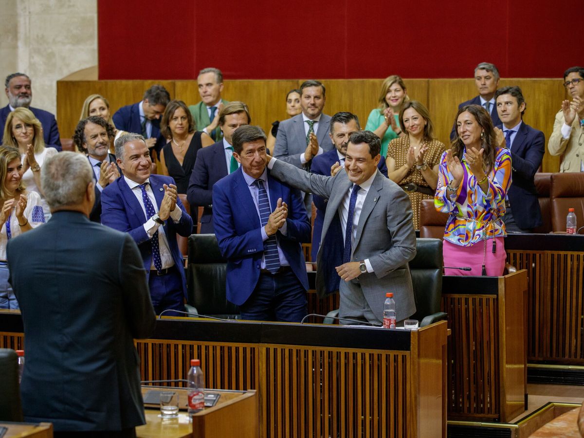 Foto: Juanma Moreno recibe el aplauso de su Gobierno saliente y la bancada popular tras el discurso de investidura. (EFE/Julio Muñoz)