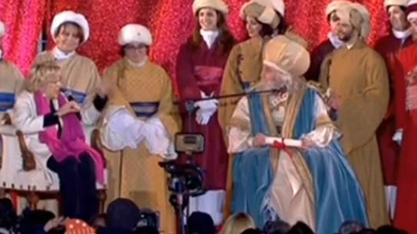 Manuela Carmena recibe sentada a los Reyes Magos tras su rotura de tobillo