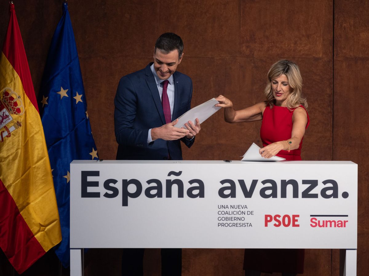 Foto: El PSOE y Sumar firman el acuerdo de gobierno. (EP/Eduardo Parra)