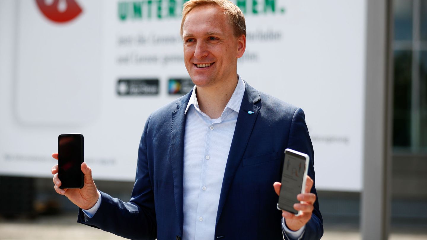 Juergen Mueller, el jefe tecnológico de SAP, en la presentación de la 'app' de rastreo de contactos alemana esta semana en Berlín. (Reuters)
