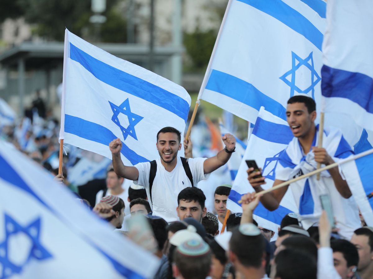 Foto: Varios israelíes participan en la Marcha de las Banderas, el pasado martes. (EFE)