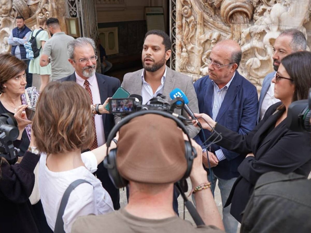 Foto: Carlos Flores, Ignacio Garriga, Gil Lázaro y Juan Manuel Badenas atienden a los medios. (Vox)