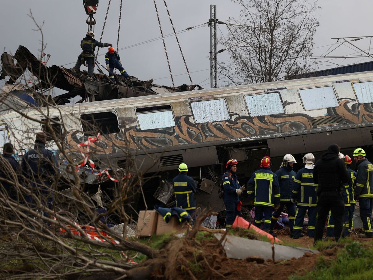 Foto: Vagones destrozados tras la colisión del tren. (Reuters)