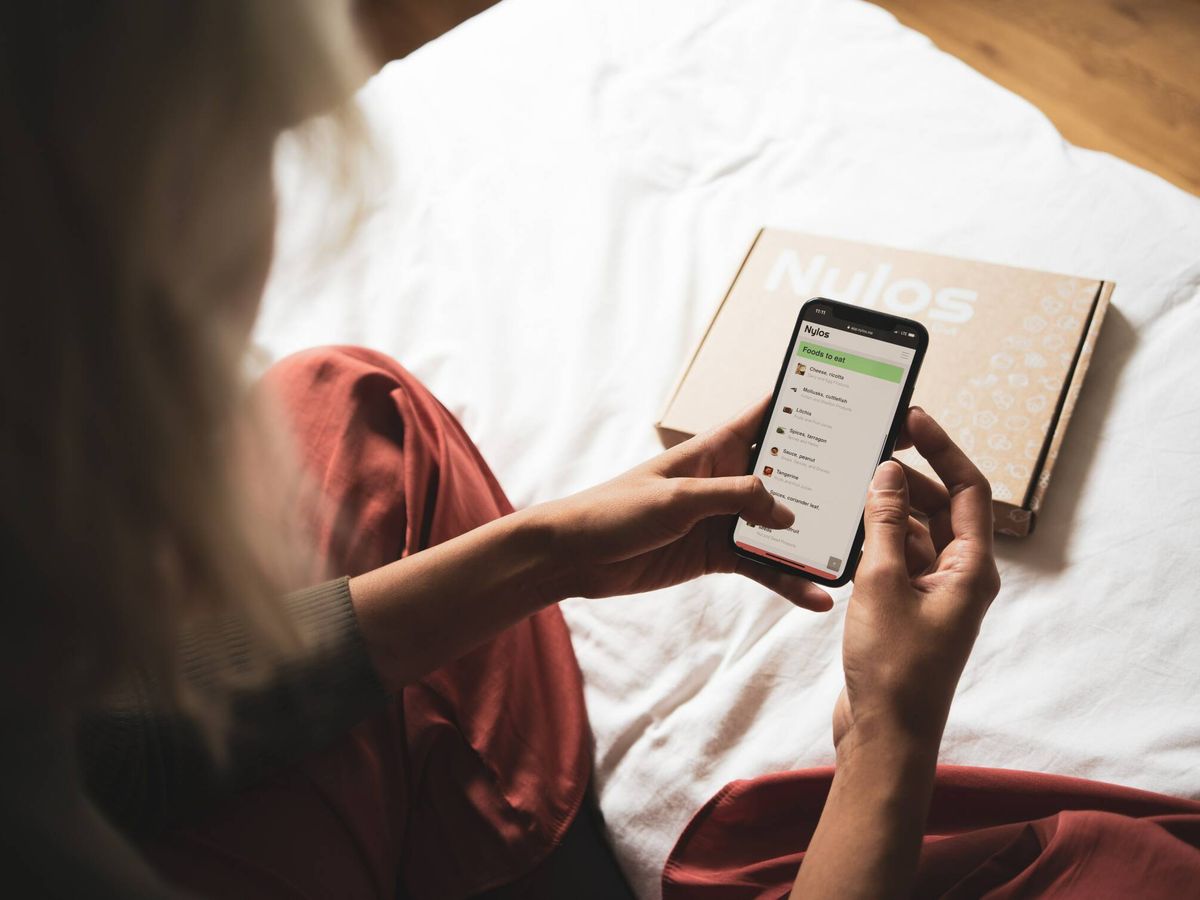 Foto: Consultar el móvil o cualquier otra pantalla cuando ya estamos en la cama hace que nos cueste más conciliar el sueño. (Unsplash/ Nylos).