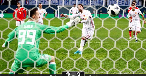 Foto: Ramos marca su segundo penalti del partido. (Reuters)