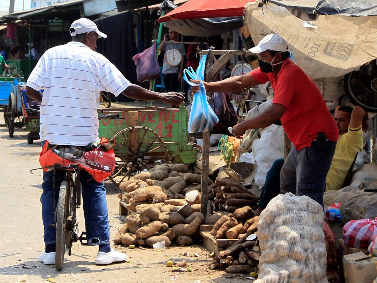 Foto: Una persona compra víveres este viernes, en el mercado de Bazurto, en Cartagena de Indias (Colombia). (EFE)