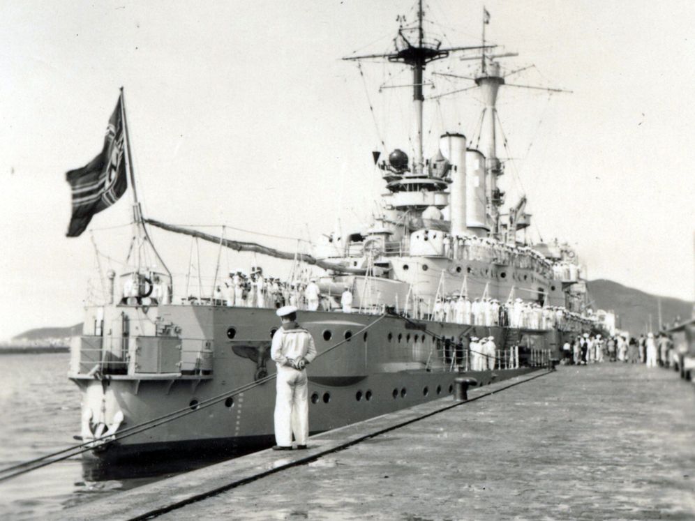 Foto: Imagen tomada por el empresario austro-alemán Oskar Walter Jablonisky de un buque de la Armada alemana atracado en el puerto de La Luz en 1935. (EFE)