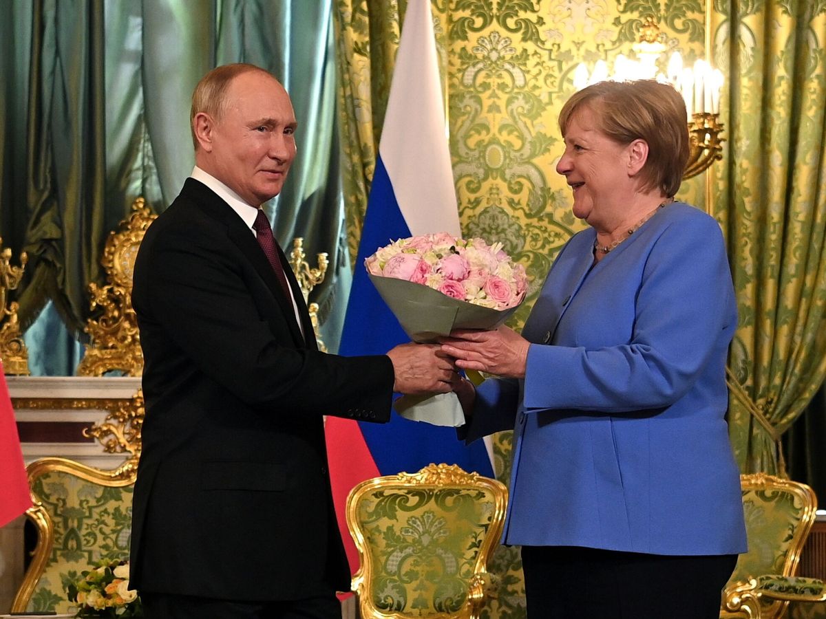 Foto: Putin despide a Merkel con un ramo de flores en Moscú. (Reuters)