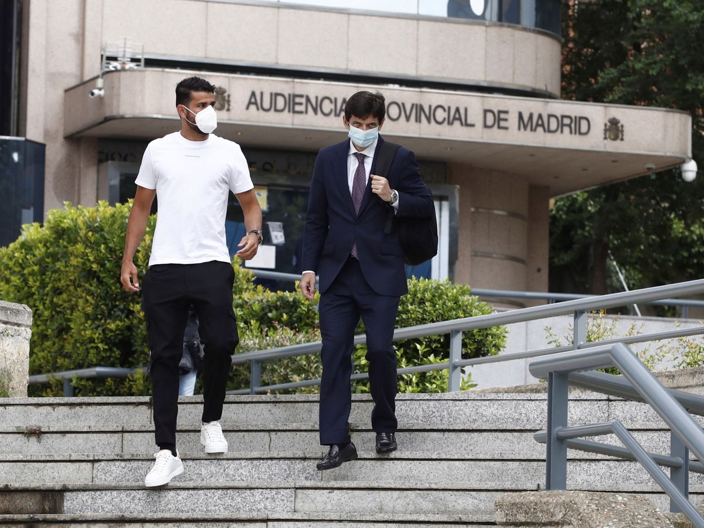 Diego Costa y su abogado salen de la Audiencia Provincial de Madrid. (Efe)