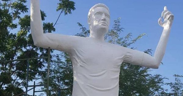Foto: Estatua a Falcao en Santa Marta, Colombia