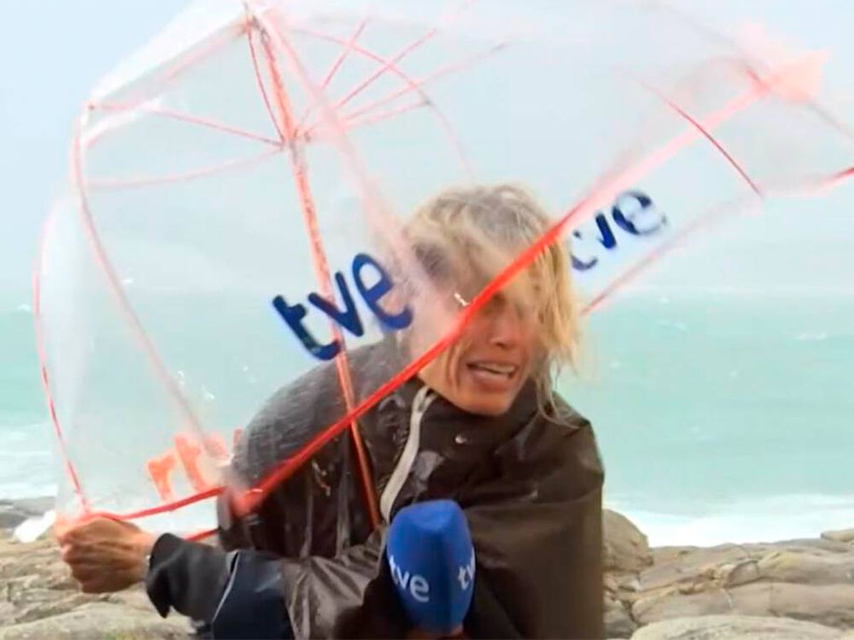 Foto: La reportera pasó un auténtico mal rato debido a la virulencia del viento, de la lluvia y del oleaje (RTVE)