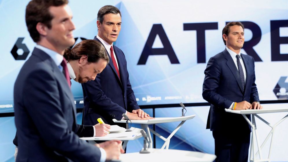 Foto: Los candidatos a presidir el Gobierno de España al inicio del debate. (EFE)
